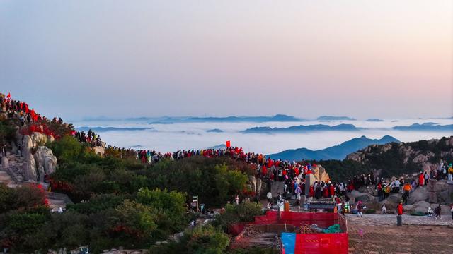 泰山之巅，与太阳的庄严赴约