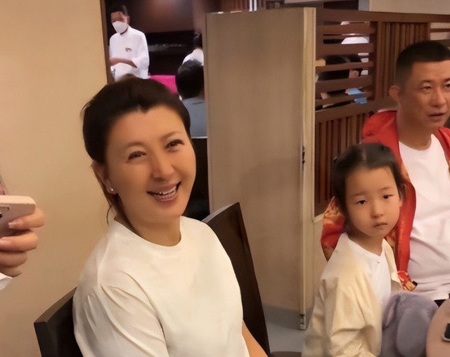 53岁晚节不保？踩着赵本山上位的闫学晶，终是为荒唐行径买了单