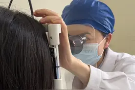 为美美的当伴娘 女子种睫毛后患上眶蜂窝织炎图片