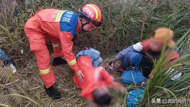 贵阳一中年男子徒步登高拍照时,不慎踩空摔伤被困→
