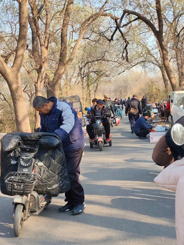 记录德州:岔河河堤上的大集,人山人海,异常热闹