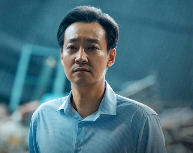 辛柏青消失五个月现身一个举动败坏好感，身边长发美女引人热议