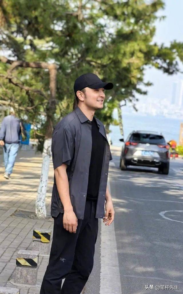 重组家庭走出的央视名嘴，尼格买提复出即拿大奖，42 岁未婚藏隐情