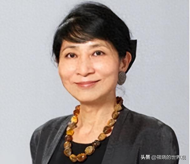 苍天饶过谁！拒唱国歌否认中国籍，俩儿子送美国的她，下场如何？