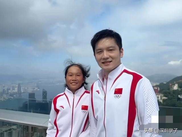 又是没见过的照片，港澳行时樊振东跟双胞胎姐妹的合照，青春飞扬