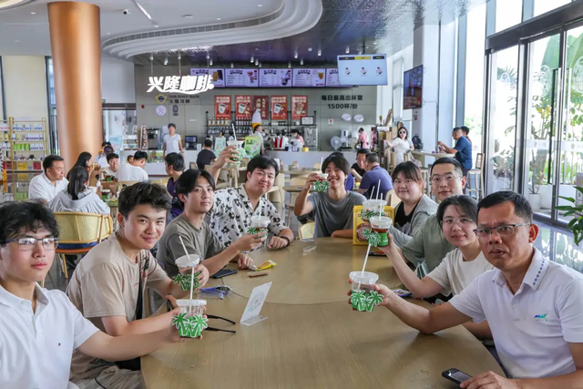 线下打卡赢好礼、精彩活动抢先看！万宁“双节”玩乐宝典→