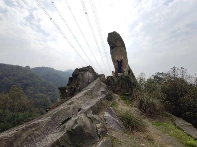重庆南山有一座荒废庄院，曾是停放棺材的地方，胆小的人不敢靠近