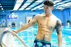 穿超短裤打球的腹毛男当机立断脱了，太震撼了粗壮大长腿实力吸睛图片