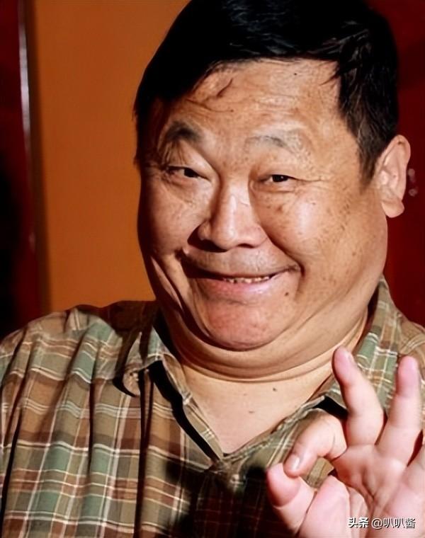 出名后出轨保姆，气死原配，如今77岁的他晚景凄凉，子女与其割席