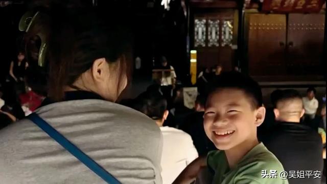 夜游都江堰：一场流淌在时光里的全家福
