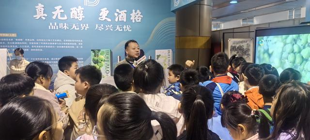 泰山少年 | 小记者探营消费季 在跨域风情与智慧科技中感知城市活力