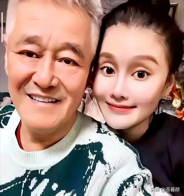 有钱有什么用？68岁赵本山近况曝光，三人打伞伺候，女儿是心头病