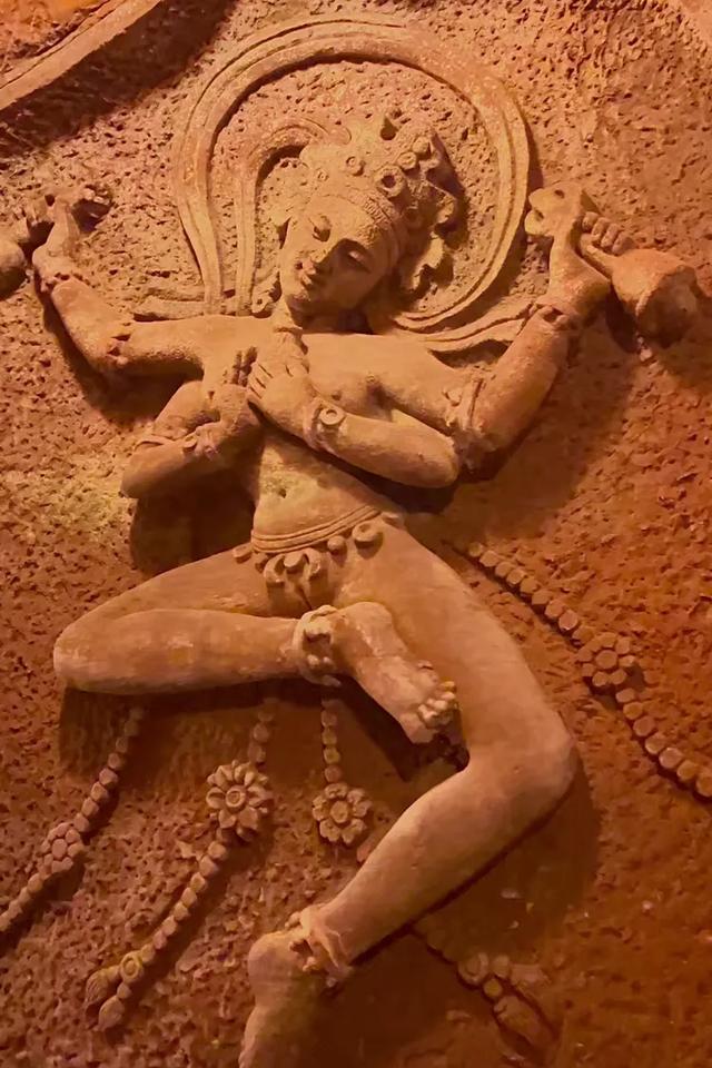 大连商场梦露雕像被移除，那么华清池贵妃出浴雕像该不该拆除？