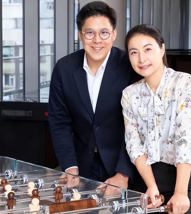 三连升！霍启刚官宣喜讯，新身份给郭晶晶长脸，让李嘉诚不敢吭声