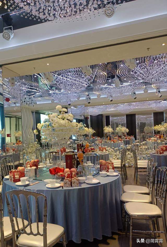 在别人的婚礼上，品自已的婚姻