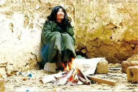 河南第一懒人杨锁：脚不沾地吃饭靠喂，23岁懒死家中，到底有多懒图片