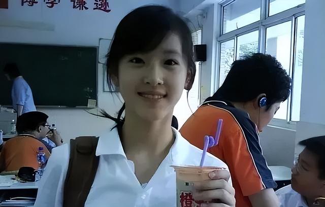 才明白，为何娶“奶茶妹”章泽天，7年抱仨的刘强东，从未有怨言