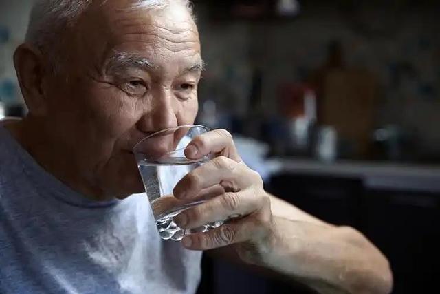 脑梗去世的人飙升！医生含泪苦劝：无论多大年纪，天热坚守4原则