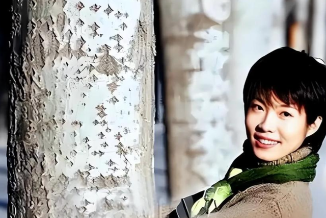 原来九三阅兵的解说是她！23岁就登上央视，今47岁端庄漂亮仍未婚