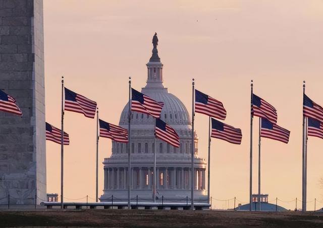 美国出手，逼荷兰终止维修中国的光刻机!阿斯麦：你真是我的活爹