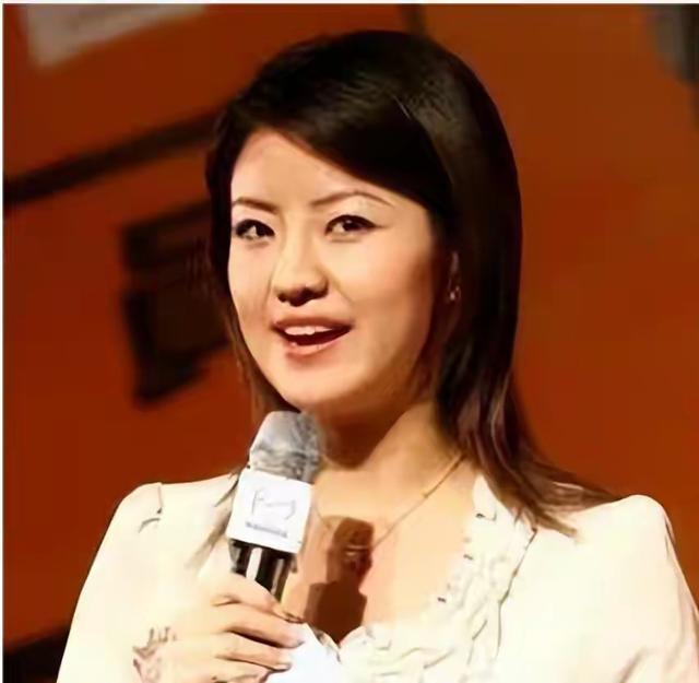 她和撒贝宁同居多年，却转身投入富豪怀抱，没想到现在竟沦落至此