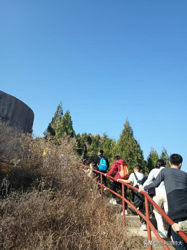 怒征西山公园，立在539.8米的顶峰