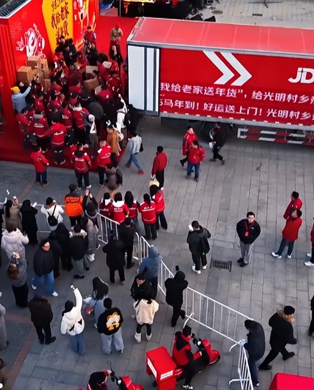 刘强东给老家送年货现场曝光，令人恶心的一幕出现	，当场被人制止