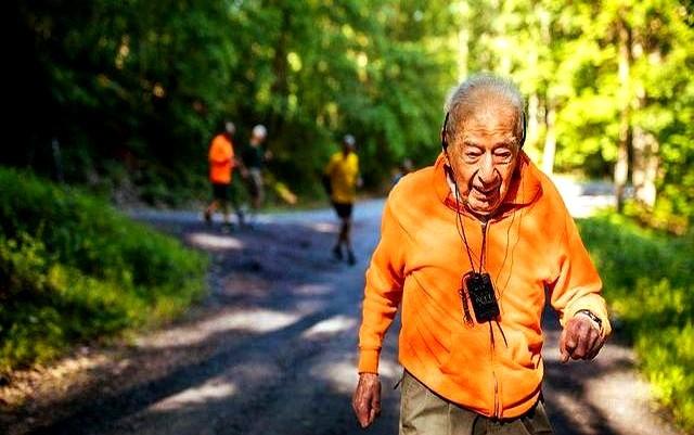 医生提倡：超过55岁的中老年人，宁可多走路，也别做这4个运动