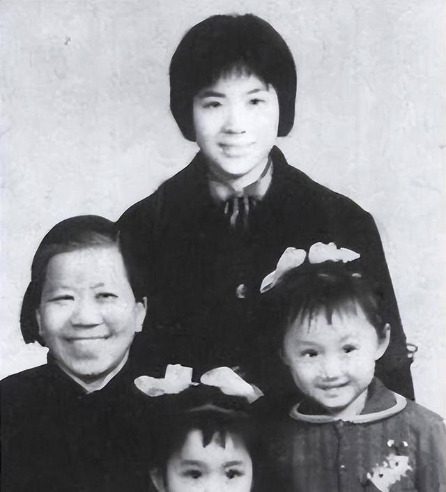 善恶终有报，53岁不婚不育的杨钰莹，原来早已经上了另一条大道！