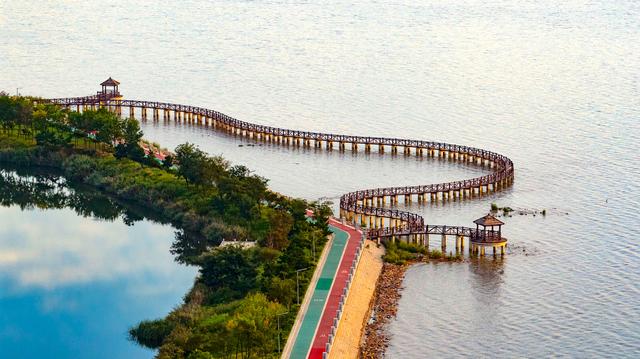 青岛西海岸新区红石崖街道，凌晨奔赴朝霞之约，醉美胶州湾晨光曲