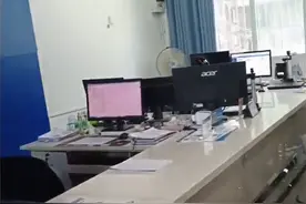 网曝重庆一镇政府办事大厅工作时间仅一人在岗图片