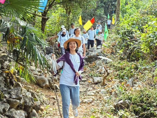 雁山区大埠乡举办“五嵅一家”旅游徒步活动