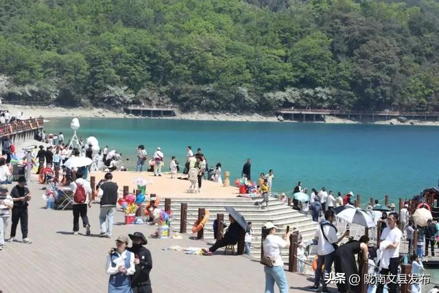 文县天池景区：暑期文旅热潮涌动，外籍网红助力魅力绽放