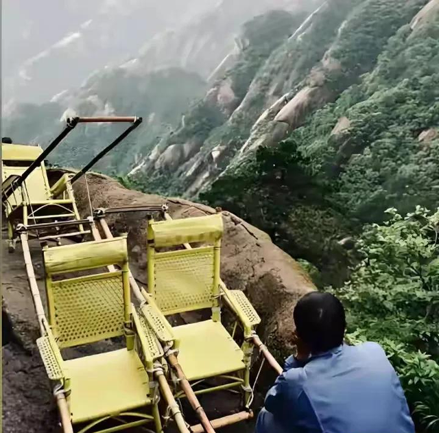 别酸了！坐滑竿上山，花2万请9名轿夫轮流抬，原因流出 网友炸锅