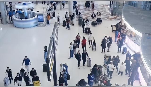 不听劝去日本的游客慌了，滞留机场连吃饭都成问题，当初为啥要去