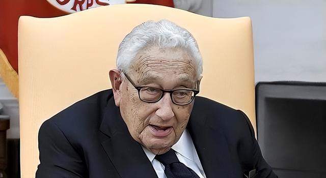 中美一旦开战，美军将全面轰炸中国？基辛格曾称：中美正走向悬崖