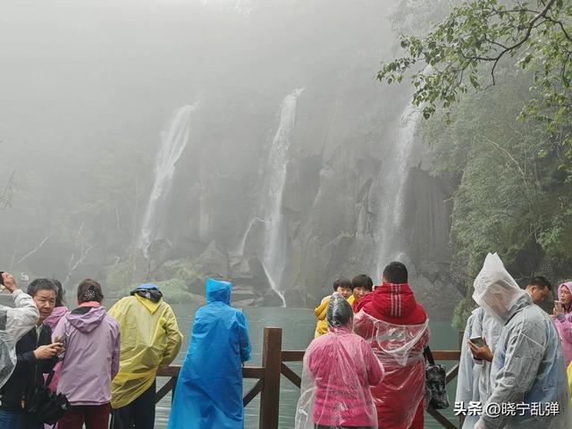 东北避暑游长白山站 山上雨大雾大人发抖 天池就是一个美丽的传说