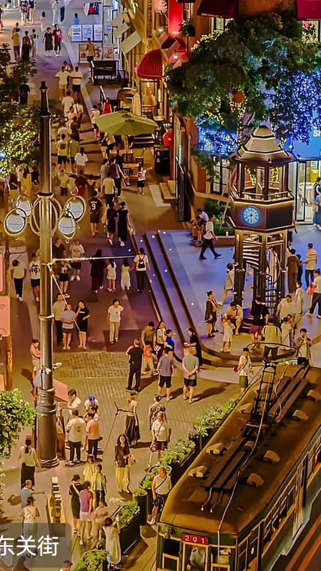 大连电车穿越东关街，不是电影民国拍摄场，是延续了一百年的真实