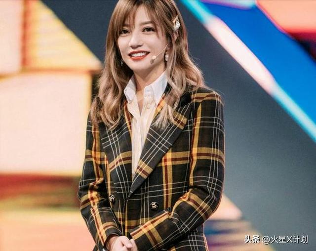 面相又变了! 49岁赵薇广东吃饭又老又凶, 当年的小燕子再也回不去了