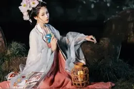 雪漫东宫：哥哥被家法伺候，她替他挨了一鞭子，夜深人静一曲哀歌图片