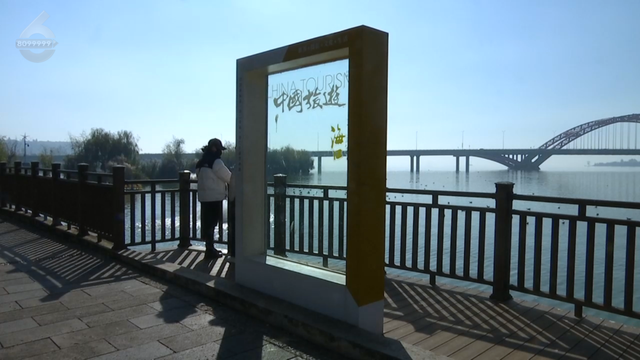 这个静谧小渔村，藏着彩虹桥、木栈道、老渔船、湖光鸥影……