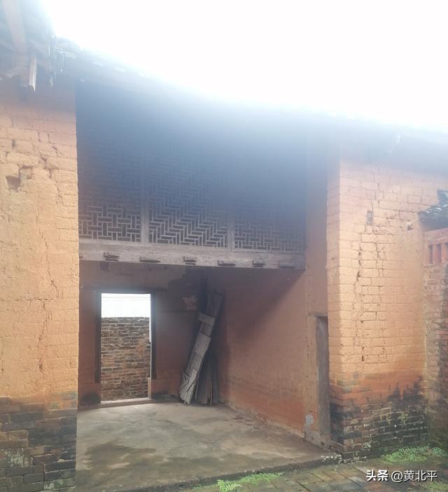 广西南宁市宾阳县不知名的古村落有进士屋，房子落魄但牌匾值钱