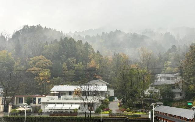 推窗见山，住进风景里，六家秋日必睡美宿
