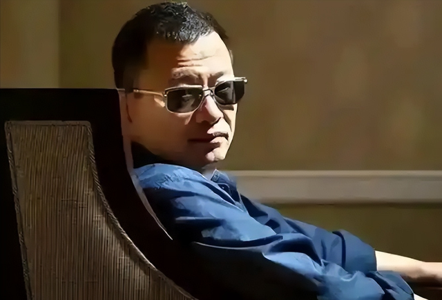 陪玩陪睡只是冰山一角，认干爹，舔手指	，拜高踩低，实在荒唐！