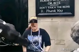 女子拍照被英国卫兵马咬伤昏迷！网友：她咋不撒泼，投诉，要赔偿图片