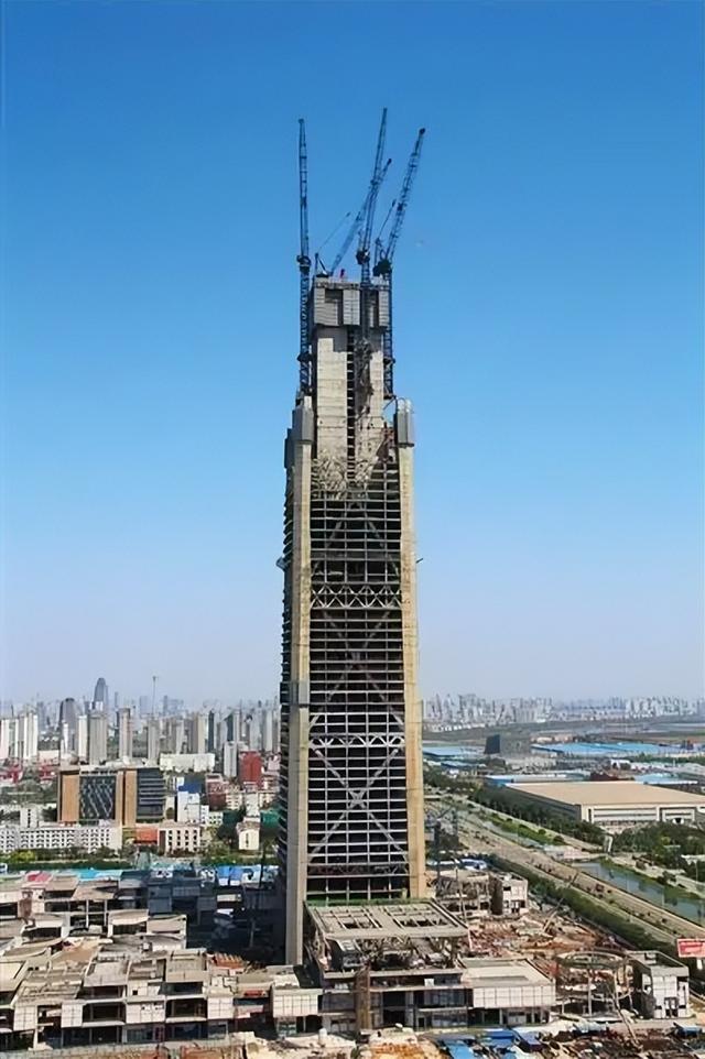 花700亿建中国第一高楼，如今17年过去，高楼却成最大烂尾楼