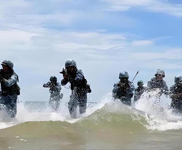 美国人还在做梦？翻出20年前旧历，嘲笑解放军登台难，战法已大变