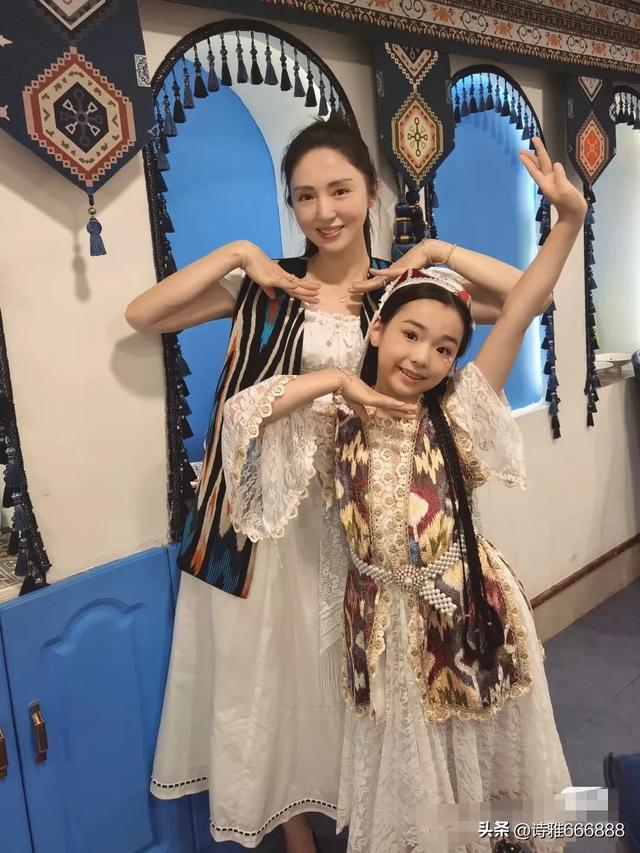 佟丽娅带董璇和小酒窝在新疆吃喝玩乐，两位姐姐都美得很高级！