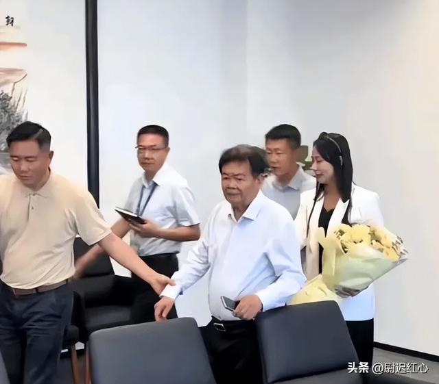 福耀大学宿舍曝光！硬板床被吐槽，网友：放眼全国，这条件都拔尖