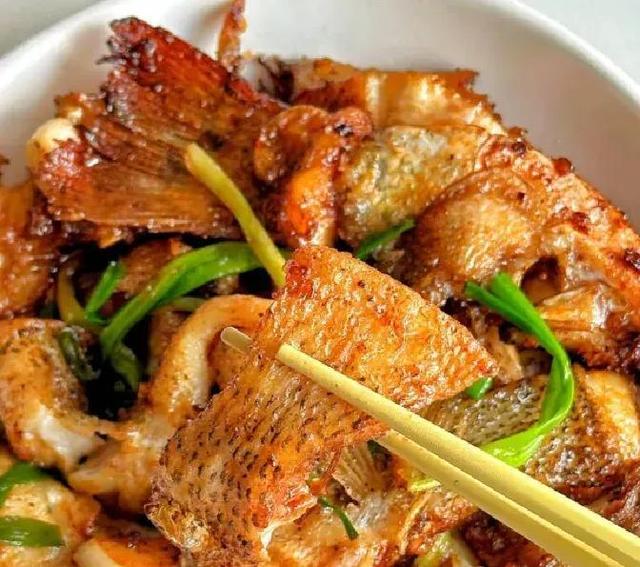 葱烧鲈鱼：鲜嫩入味香迷糊，十分钟搞定宴客级的家常硬菜！
